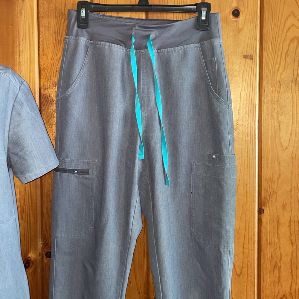 FIGS Catarina Scrub Tops for Women — Classic Fit, 1 Pocket FIGS YOLA pants XS/SM - Picture 5 of 17
